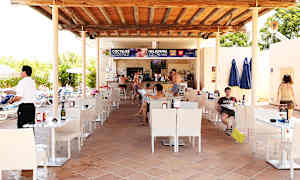 Allas- ja snackbaari aktiviteettialtaan vieressä