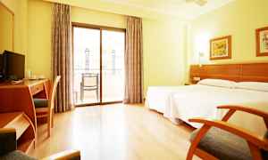 Kahden hengen huone ympäristön suuntaan