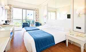 Kahden hengen huone ja merinäköala