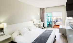 Kahden hengen huone ylimmissä kerroksissa, parveke meren puolella