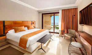 Esimerkkikuva makuuhuoneesta kahden hengen huoneissa/kahden hengen deluxe -huoneissa – UNIQUE