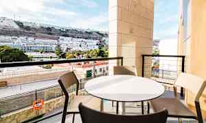 Kolmio, jossa neljä normaalia vuodetta ja parveke