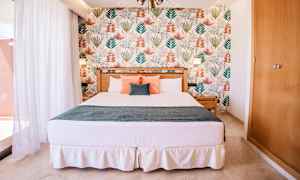 Kaksio, parveke meren puoella / Kaksio, parveke allasalueelle päin