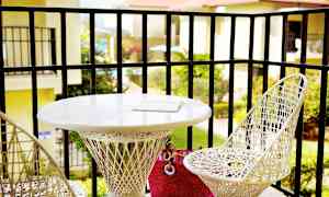 Kahden hengen huone puutarhaan päin