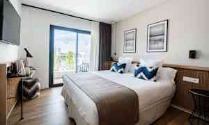 Kahden hengen huone ja parveke