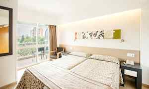 Kahden hengen huone, jossa parveke tai kahden hengen huone, jossa parveke allasalueelle päin