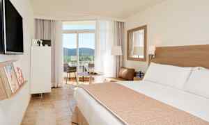 Kahden hengen huone, jossa parveke