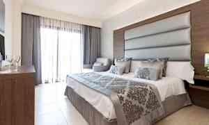 Kahden hengen huone ja parveke ylimmistä kerroksista