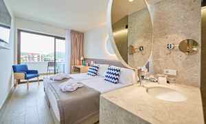 Kahden hengen huone, parveke ja merinäköala