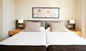 Kahden hengen huone ylimmässä kerroksessa