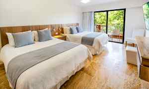 Kahden hengen Superior Plus -huone ympäristön suuntaan