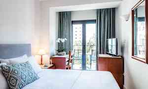 Kahden hengen huone, parveke ja rajoitettu merinäköala