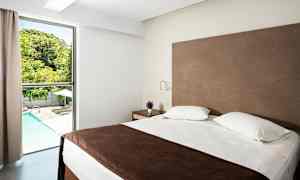 Kahden hengen huone, parveke allasalueelle päin