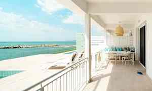 Kolmio meren puolella, pääsy uima-altaaseen