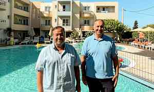 Henkilöt seisomassa uima-altaan äärellä hotellin edessä. (Tekoälyn luoma teksti)