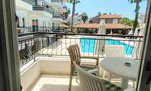 Näkymä parvekkeelta uima-altaalle ja viereisiin rakennuksiin. (Tekoälyn luoma teksti)