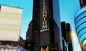 Korkea rakennus, jossa teksti 'Millennium Hotels', ja ympäröivät kaupungin rakennukset. (Tekoälyn luoma teksti)