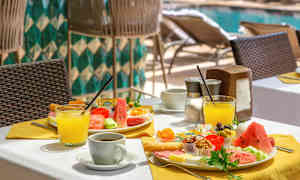 Hotelliaamiainen katettuna uima-allasalueella. (Tekoälyn luoma teksti)