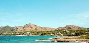 Playa de Sa Font de Sant Joan, noin 15 minuutin kävelymatkan päässä Sunprime Pollensa Bay -hotellista