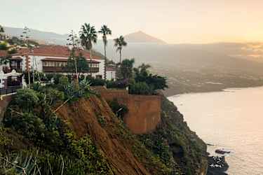 Puerto De La Cruz ja Teide taustalla