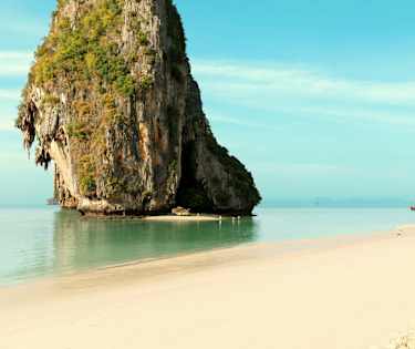 Phra Nang Beach, joka sijaitsee Railay Beachin lähellä, Krabilla