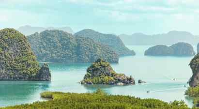 Näkymä merelle, jossa pieniä vehreitä saaria ja kallioita. (Tekoälyn luoma teksti)