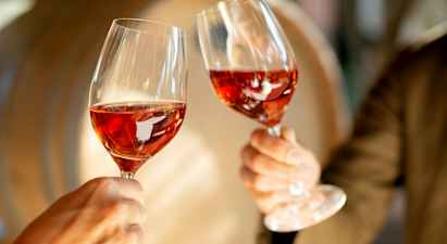 Kaksi lasia roséviiniä nostetaan esiin. (Tekoälyn luoma teksti)