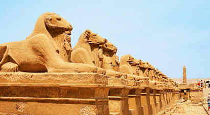 Rivi muinaisia sfinksipatsaita historiallisessa ympäristössä. (Tekoälyn luoma teksti)