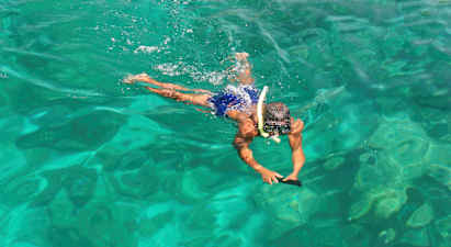 Henkilö ui kirkkaassa vedessä snorklausvarusteilla. (Tekoälyn luoma teksti)