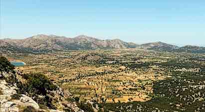 Laaja laakso, jota ympäröivät vuoret, laitumet ja viljelysmaat. (Tekoälyn luoma teksti)