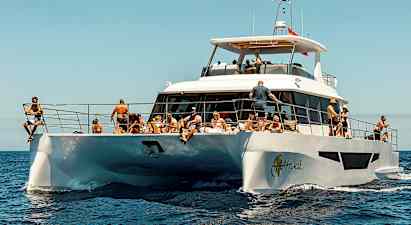 Valkea moottorivene merellä, jossa ihmiset nauttimassa auringosta. (Tekoälyn luoma teksti)