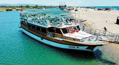 Vene on laiturilla lähellä rantaa. (Tekoälyn luoma teksti)