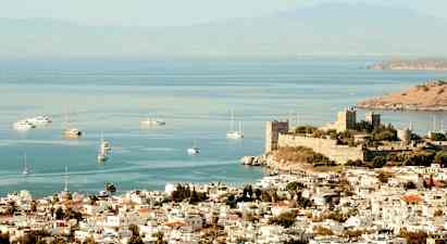 Kuva kaupungista meren rannalla, linna lähellä rantaa ja veneitä vedessä. (Tekoälyn luoma teksti)