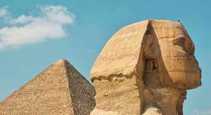 Kuva suurista sfinksistä ja pyramidista Gizassa, Egyptissä. (Tekoälyn luoma teksti)