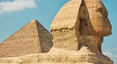 Kuva suurista sfinksistä ja pyramidista Gizassa, Egyptissä. (Tekoälyn luoma teksti)