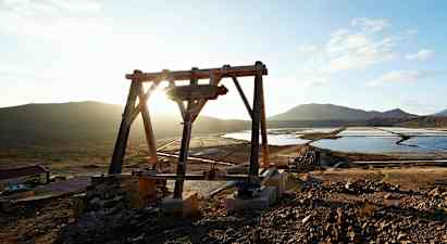 Puuteline suolalampien äärellä, taustalla vuoria. (Tekoälyn luoma teksti)
