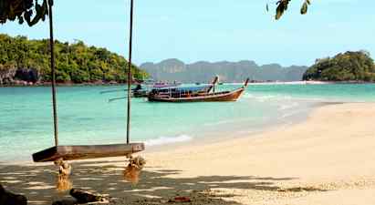 Ranta, jossa keinu ja puuvene vedessä metsän peittämien saarten edustalla. (Tekoälyn luoma teksti)