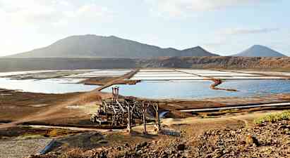 Suolakentät, taustalla vuoria. (Tekoälyn luoma teksti)