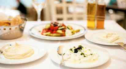 Meze-illallinen Ploumin-ravintolassa Sotiran kylässä