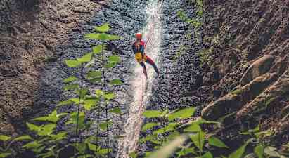 Climbo Kanjoniretki sademetsässä