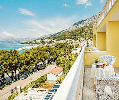 Kahden hengen huone allasalueelle ja merelle päin