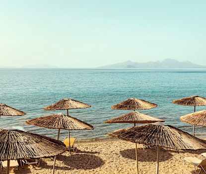 Hotellin edessä oleva ranta. Aurinkotuolit vaihdettiin kesäksi 2025 ja ovat sen vuoksi erilaiset kuin kuvassa näkyvät.