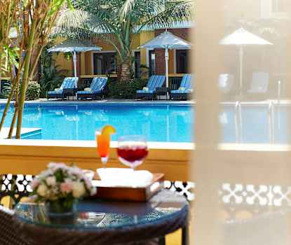 Esimerkkikuva kahden hengen huoneesta allasalueelle päin