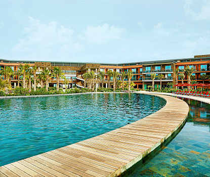 Oikealla puolella sijaitsevan lastenaltaan ja vasemmalla puolella sijaitsevan syvemmän osan välissä on puinen kävelysilta