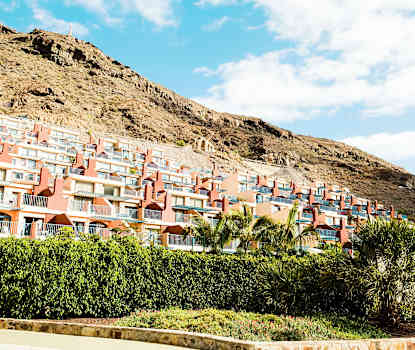 Hotelli koostuu 12 rakennuksesta, joissa jokaisessa on kolme kerrosta