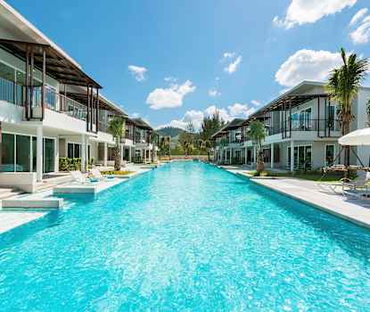 Kahden hengen huone, josta pääsy uima-altaaseen ensimmäisestä kerroksesta (terassi) tai toisesta kerroksesta (parveke)