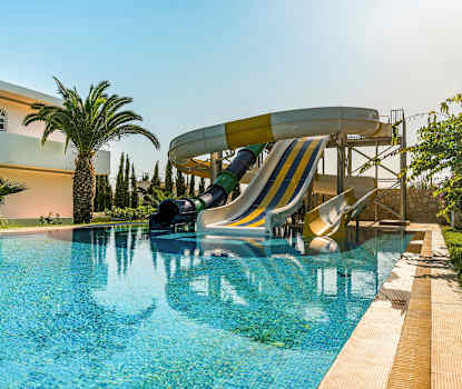 Zeus Hotels Ydoria Resortissa voit huvitella vesiliukumäissä