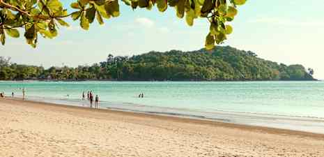 Hiekkaranta, ihmisiä, meri ja taustalla metsäinen saari. (Tekoälyn luoma teksti)