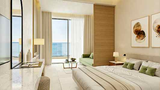 Moderni hotellihuone merinäköalalla, sisustettu suurella sängyllä, vihreällä sohvalla ja parvekkeella. (Tekoälyn luoma teksti)