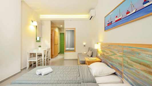 Hotellihuone, jossa on kaksi sänkyä, oleskelutila ja pieni ruokailutila. (Tekoälyn luoma teksti)